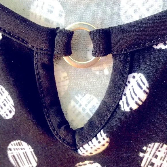 Asymmetrical blouse with black and white circles - Picture 5 of 6